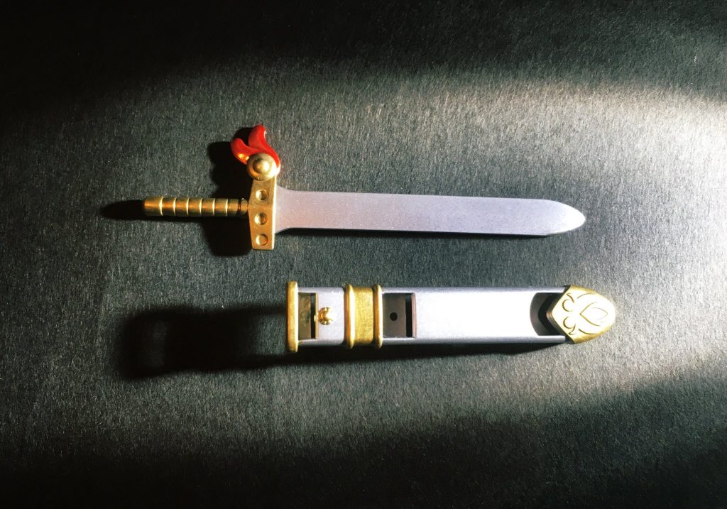 【瓜実御剣】(うりざねのみつるぎ)
上杉家御手選三十五腰が一柱。謙信公が上洛の折、後奈良天皇より拝領した宝剣と伝わる。
名の通り上古来風の両刃造りの剣で、片刃に反りが付く日本刀とは異なる趣き。三十五腰中でも独特無二の神格を有する。
現:上杉神社所蔵。
〜〜〜〜〜〜〜〜〜〜
付属の剣は、説明書に曰く名刀・姫鶴一文字と仮託されていましたが、形が明らかに刀でなく剣なので、個人的なこだわりで別途他キットのパーツから名刀・山鳥毛と称して製作し、元々の剣は謙信公ゆかりの瓜実剣という事に設定させて頂きました。
山鳥毛は刃文が独特な紋様で、少しでも雰囲気似せられたらと思い塗装に挑戦してみました。