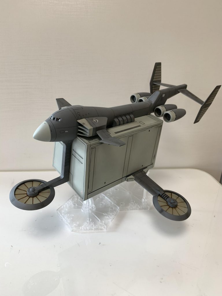 カラーリングは米軍機を参考に
本体(?):クレオス ニュートラルグレー
コンテナとファン:クレオス ガルグレー
墨入れ:リアリスティックカラー ニュートラルグレー3番
汚し:タミヤ ウェザリングカラー ガンメタル
を使ってます。
細工はほぼ無し、アクションベースで浮かせた状態で飾りたかったので、
コンテナ底面に3mmの穴だけ開けてます。