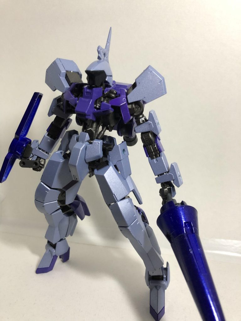 接着剤はフレーム側には使っていないので装甲は全て取り外してフレームのみにする事も可能ですが、塗装が剥げるので着脱にはそれなりの覚悟が必要