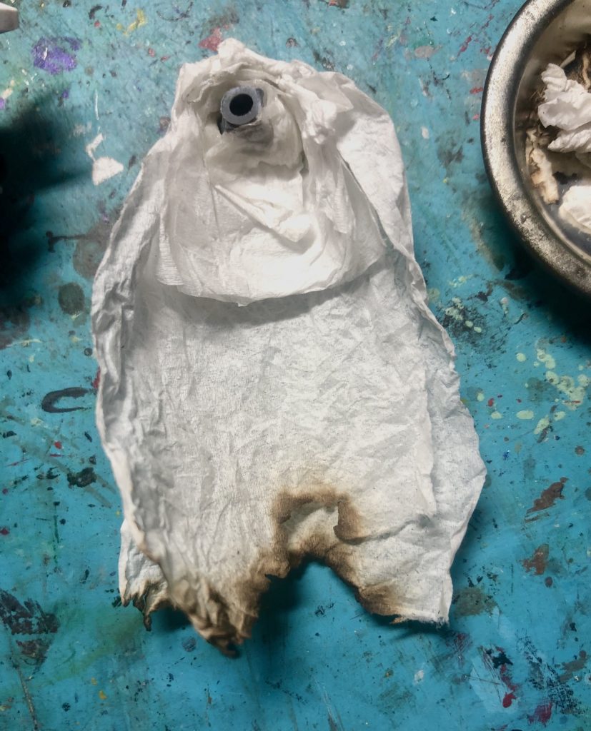 マントの塗装前の状態です。

ボロ布感を出す為に、
*実際にライターで燃やしました。*
(あ、ちゃんと周辺の可燃物をどかしたり、机の横に水入れたボウルで万が一の消火対策はしましたよ？)

その方がボロ布感あって良いかなと思ってやってみたけど、右上にチラッと写ってるように実はこれ、3回失敗しました。

終わった後、片付けようとしてボウル落として水ぶちまけたのはナイショ
あと換気扇とか窓開けるの忘れて部屋が焦げ臭い...

その後は完成画像のように塗装してウェザリングを入れて完成しました。


残りの制作工程の画像は..すまない、完全に忘れてた。