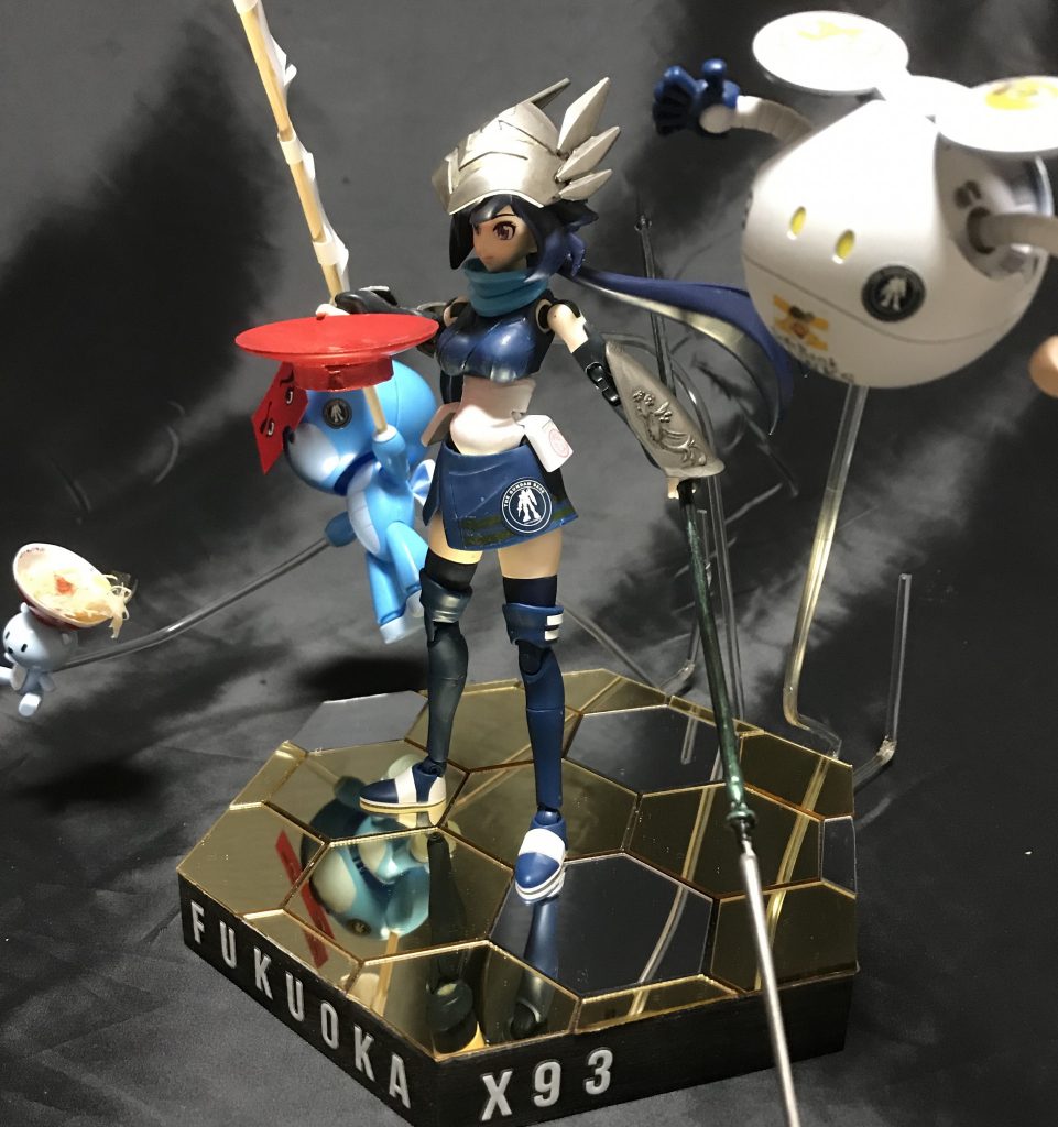 台座のX93はこの四体のチーム名です。
エックス93と読むのでは無く「ばってんくさ」と読みます。
「ばってんくさ」の意味は博多弁で「しかし」「でも」って意味です。
台座はオールセリア製です。
木製の六角形の額、六角形のミラー×2、文字のシール。
計440円とお手軽に作れますのでおススメです!