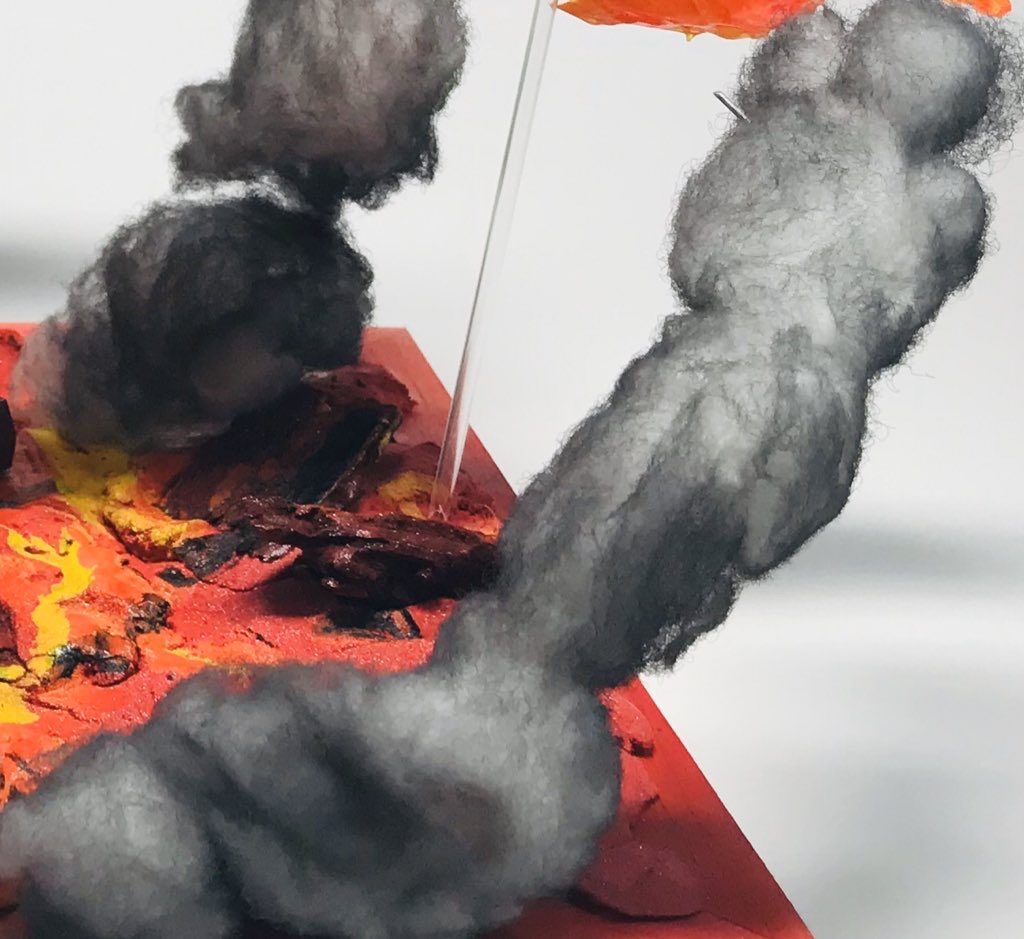 煙は綿にグレーをエアブラシで塗っただけでエフェクトを支えるように透明プラパイプを指してます