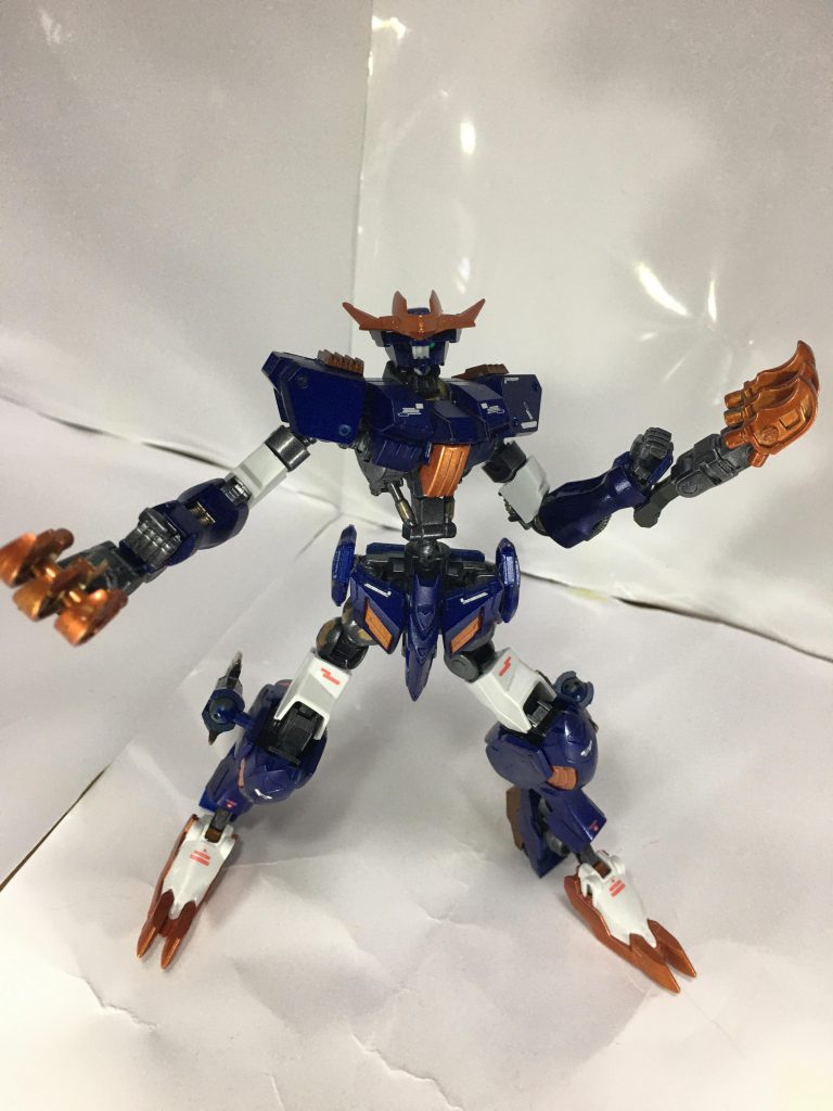 ミカは孤児で孤児院で育った。
小さい子達の面倒を見る孤児院のお姉さん的存在となっていた彼女がGBAに出会うきっかけとなったのが、孤児院の子がGBAでのバトルで因縁を付けられたことから始まる。GBAが広く普及している事もあり安価で手に入るガンプラで誰もが楽しめる環境であり、ミカも名前くらいは知っていた。そんなある日、孤児院の子が高校生相手にミキシングもしていないフラウロスで勝利したのである。そのバトル自体にはなんの不正もなかったのだが、プライドを傷つけられた高校生が因縁をつけてフラウロス壊してしまう。その騒ぎを聞きつけて駆けつけたミカが壊れたフラウロスで圧勝する事で彼女のGBAライフは始まった。