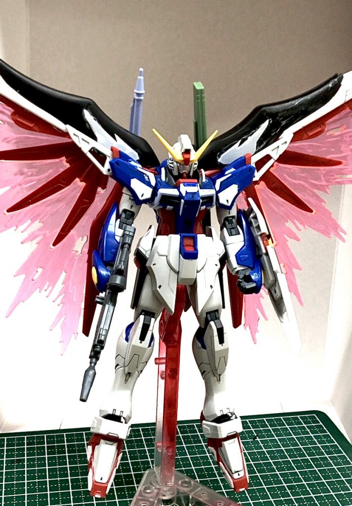 プラ板をペタペタと貼って行きました！羽がもう大変でした…そして、終わった後のヤスリがけと筋彫りが…ひぃぇぇぇってなってました(^^)