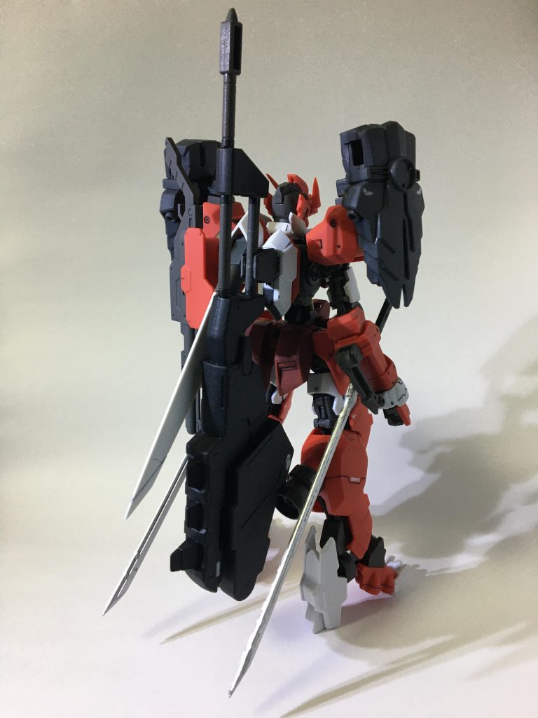 太刀はサイドスカート、レンチメイスとショットガンはバックパックに、それぞれマウントが可能。