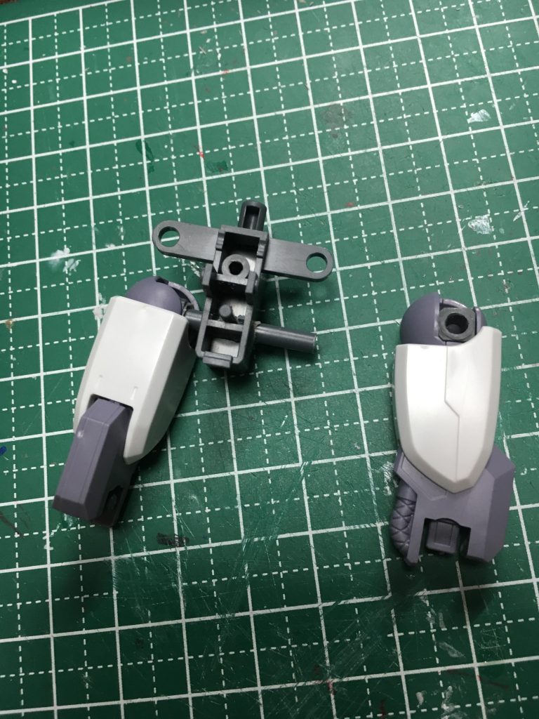 股関節をボールジョイントから棒に変更。太ももはHGガンダムMKⅡから移植しました。これにより膝下との接続方法も変わってしまったため受けを用意しました。