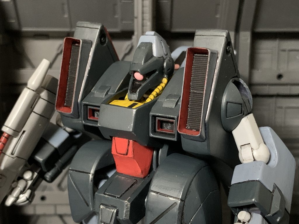 頭部は設定画と睨めっこしながら形を整え、引き出し式ボールジョイントで可動範囲を広くしてます。
耳(?)から伸びる動力パイプは首を左右に振る際に干渉しないよう顔に寄せるように曲げほんの少し短くカットしてます。
コックピット箇所も若干形状変えてます。