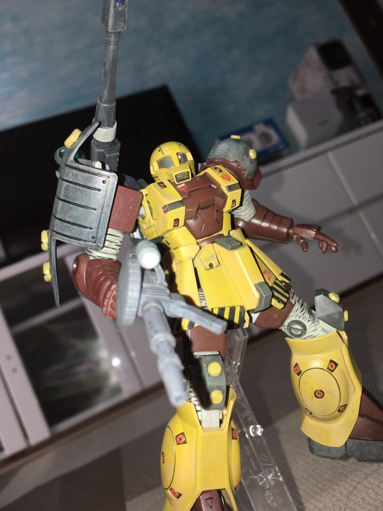 アクションポーズです。レンズとカメラアイにはクリアパーツを使用しているようです。

ほどほどのデカールもさりげなく配置。