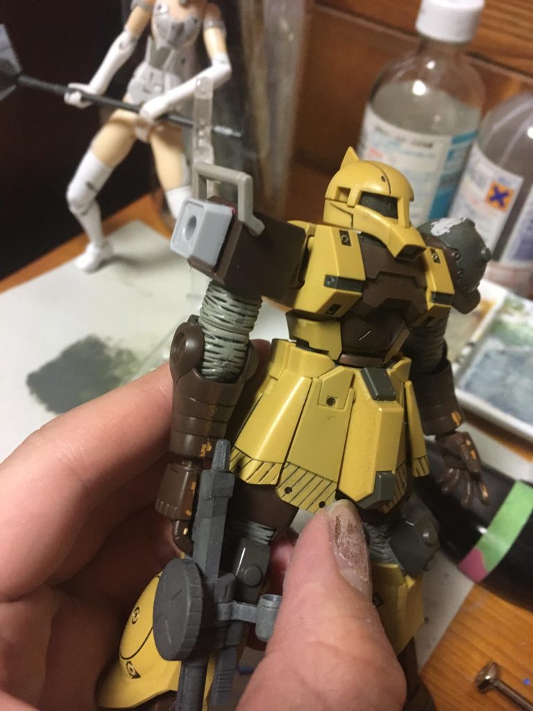 肩のシールドは接続を悩んだ結果、何かのパーツの受けを使用することに。