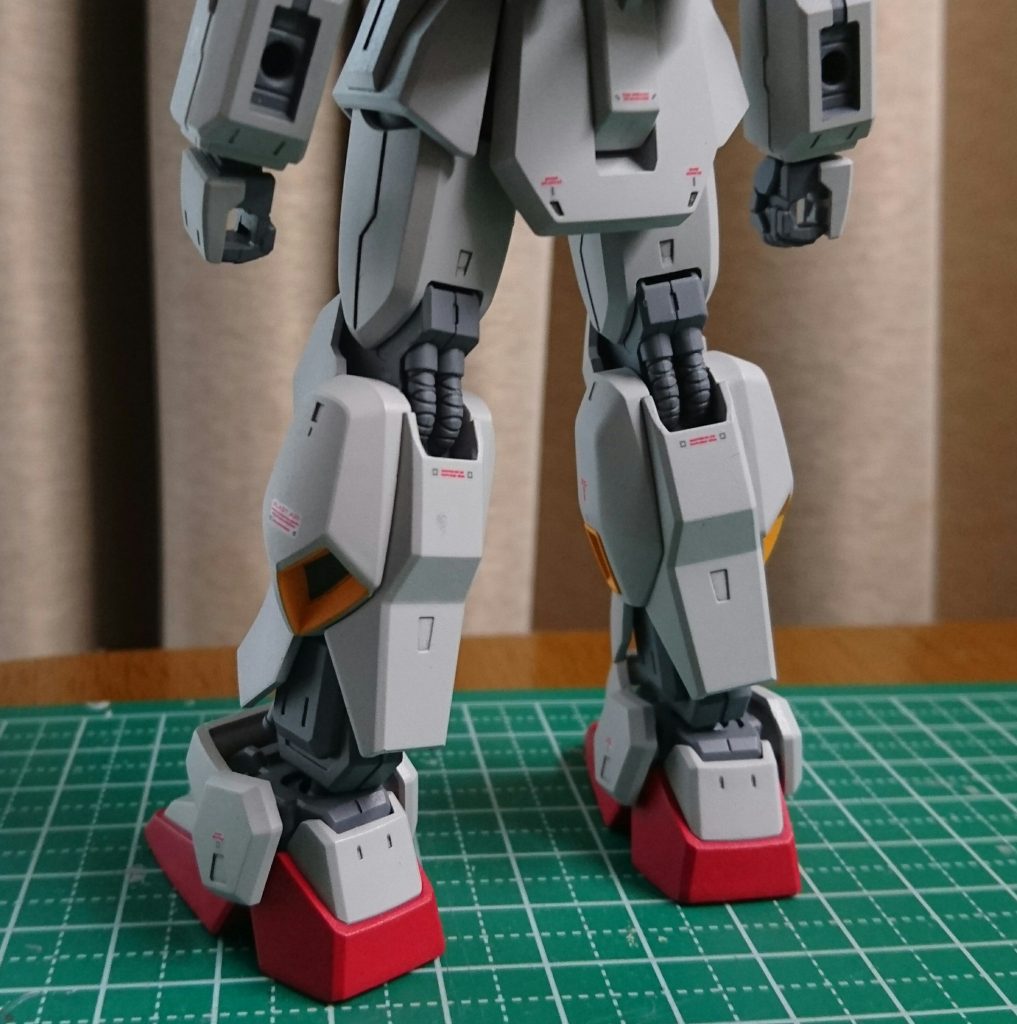 各部にハイキューパーツのコーションデカール(レッド×グレー)を貼り付けました。