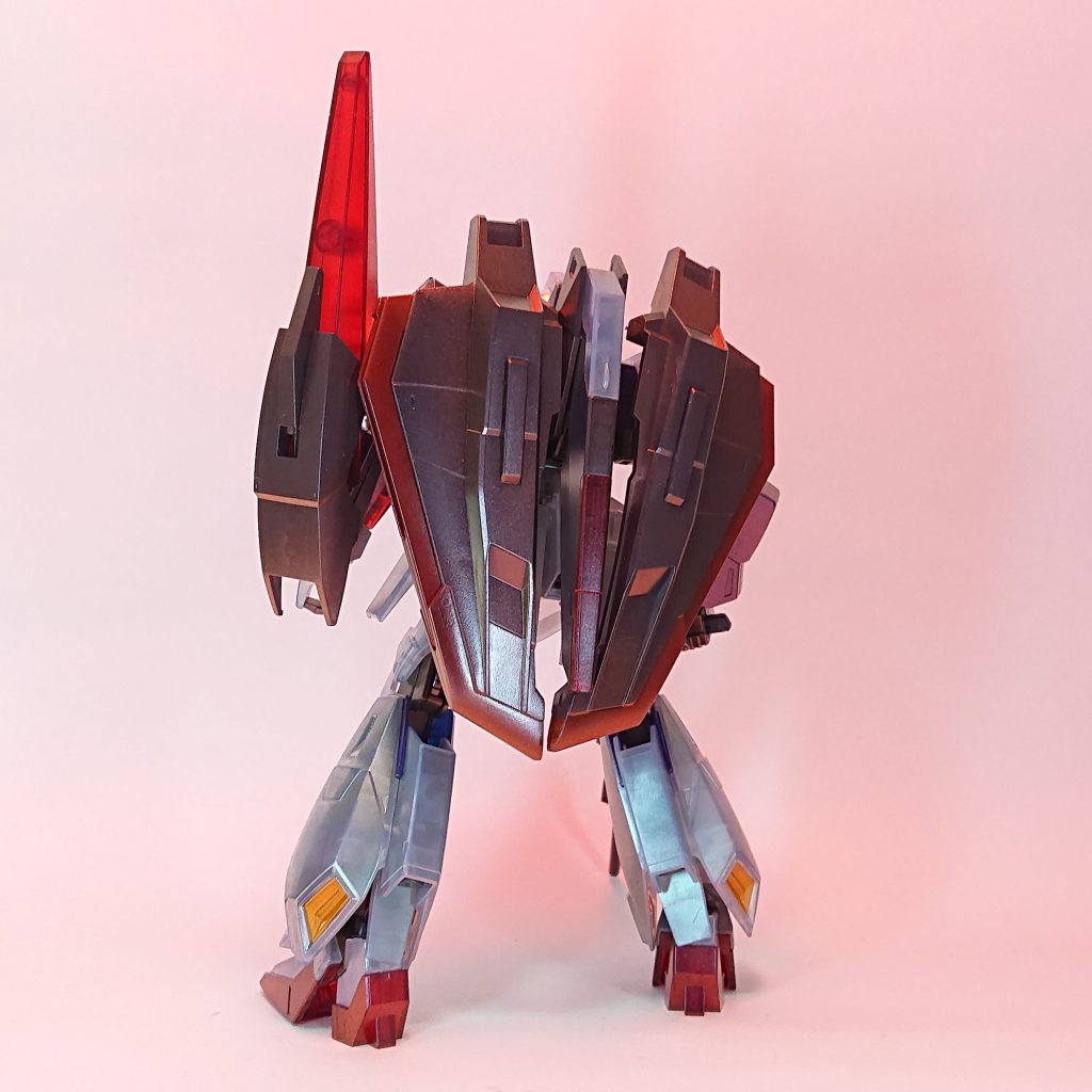 背中の黒パーツは黒い箇所をグレーで、シールで補っていた箇所を赤で吹いて色分けし上から一気にプリズムメタリックを吹いてます。