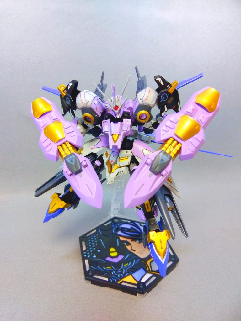 バックパックのシールド展開状態。
サイドアーマーのブースターは回転して可動します。