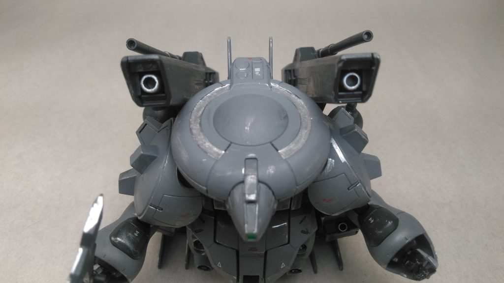 大型の頭部で敵を察知、ジャミング
背中のビーム砲で敵を殲滅