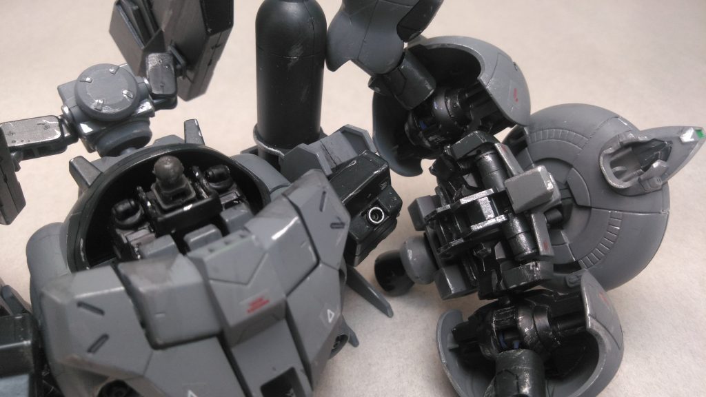 腰はボールジョイントだけど肩が大きすぎて可動範囲は激狭…