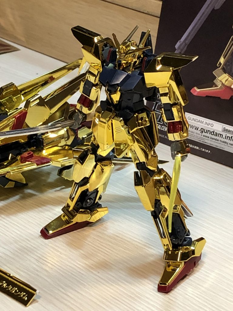 斜めから。このオルタナガンダムは宇宙世紀とC.E世界の融合をテーマに作りました。なので武装は対艦刀とビームサーベルを持っています。
対艦刀はガンプラではなく、別のプラモデルの刀を使いました。