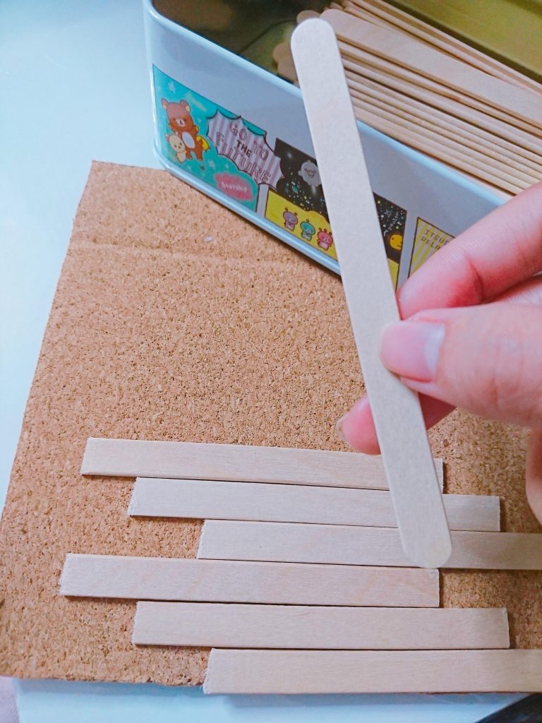 百均の木製マドラーをいい感じの長さに切っていきます(*´ω`*)
今回はダイソーのものを使っていますが、セリアの木製マドラーの方が薄く加工しやすく思うので、セリアをおすすめしますw
切れたらボンドで貼っていきます!