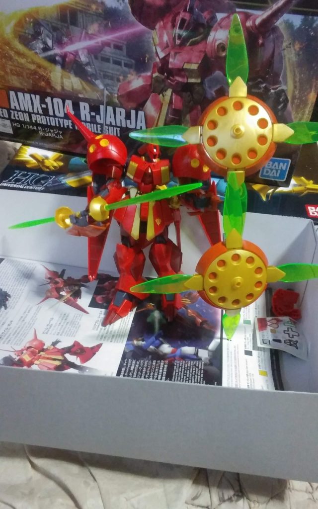 シールド完全展開をしています。iフィールドをはることが可能で、ビームブーメランとしても攻撃可能です。