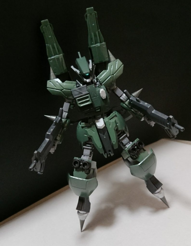 機体名：ヴェルデ・ノート

[武装]サブマシンガン×２、背部キャノン砲、ボディニードル×６、ヒートホーク、となっている。

[総合スペック]1.0～13.0の内。
6.9と想定。

ステルス機能を搭載している試作型のガンプラ。
操縦者を必要としないAI操作型の機体であり(人が操縦する事も可能)、一撃離脱の戦法を得意とする。
ステルス発生装置は剥き出しになっており胸部に取り付けられている。
各部に取り付けてあるボディニードルはそれぞれ射出する事が可能で狙った対象を多少ながら追尾する。
ヴェルデ・ノートの開発者は機体の軽量化に重点を置き研究を重ねた事で、本来歩行が行えない形状の脚をしてるヴェルデ・ノートでも優雅に地上を移動する事が出来る。