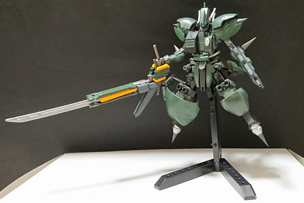 機体名：ヴェルデ・ノートⅡ

[総合スペック]1.0～13.0の内。
7.5～8.0と想定。

[追加武装]オーバーワァーム、ボディニードル×２、ショック・ガンブレイド、となっている。

防御面や索敵能力が向上し拡張性が増したヴェルデ・ノートの発展型、合計３機が存在する。
今までのヴェルデ・ノートと違い白兵戦になると荒々しい動きをするのが特徴的、なのだがそれは機体を操作するのがAIでは無くビルダーに変わった事が原因である。

ヴェルデ・ノートの開発者兼操縦者と、開発者がテストパイロットとして雇った二人のビルダーが操縦するヴェルデ・ノートⅡにはそれぞれ別の武装を持たせており、且つ開発者の男が操縦する機体の名はヴェルデ・ノートⅡでは無くジャガーノートとなっている。