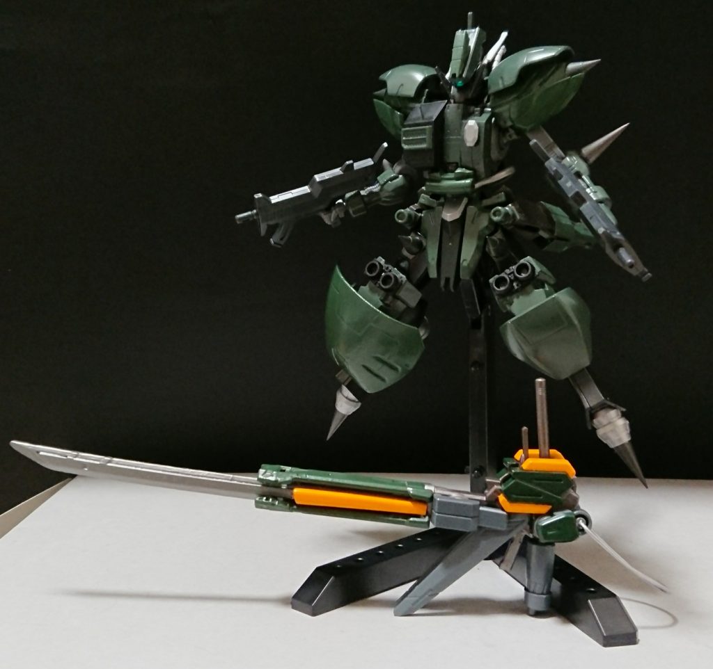 ジャガーノート
開発者の男が操縦するヴェルデ・ノートの発展機、自身が作った試作兵器ショック・ガンブレイドを装備している。
外見や性能面はヴェルデ・ノートⅡと何ら変わり無いのだが、ステルス発生装置を廃し変わりにIフィールド発生装置を取り付けている、発生装置の見た目が全く同じである為開発者は敵に混乱を招きやすいと考えている。
ショック・ガンブレイドは逆手持ちだったり3点式の小型銃が組み込まれていたりとかなり特徴的な武器であり、ビーム兵器や機体に搭載されているシステム(機体の場合モニターやレーダー等)を妨害する電流を纏う事が出来る。
短期間に多用するとガンブレイドに付いているリードが焼き切れて電流を纏えなくなる。