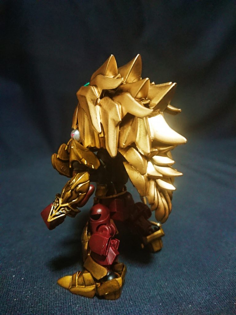 金獅子姫の特徴の獅子のような毛髪をどうするかにかなり悩みました。
最終的に馬超ブルーディスティニーの頭髪×2と、関羽ガンダムの髭を使用し再現しました。
完全にスーパーソニックかスーパーサイヤ人3です。