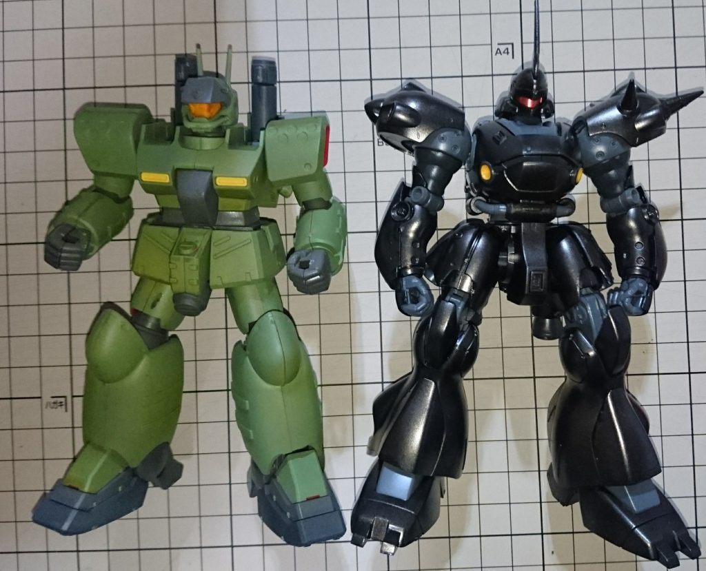 この二体はガンダムマーカーエアブラシシステムのエア缶で塗装。冬に制作したためエア缶冷えて使えない!その後コンプレッサー購入を決めました。
この写真、左は右に勝てないですね。
ガンキャノンはケンプファーに、
ヘルダイバーもグリフォンに敗北