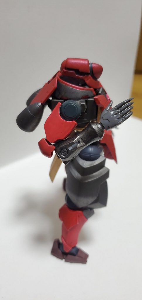 腕部は多重関節なので、これくらい曲がります。