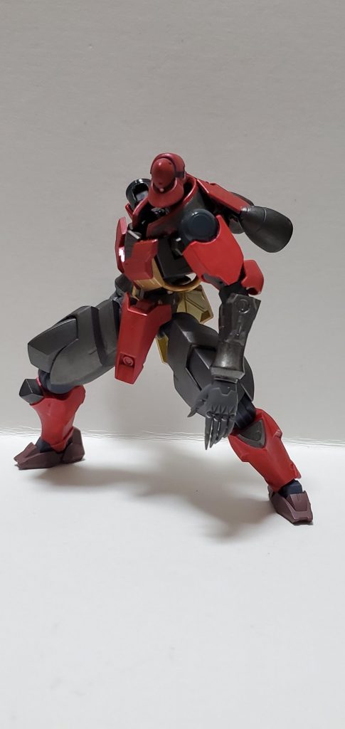 肘の関節がむき出しだとイマイチだったので、アヘッドの肘カバを移植しました。