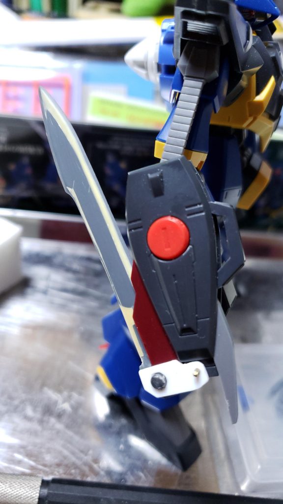 この作品で一番凝ったのがこのGNソード。
折り畳みのジョイントはプラ板、3ミリランナー、真鍮線から作りました。