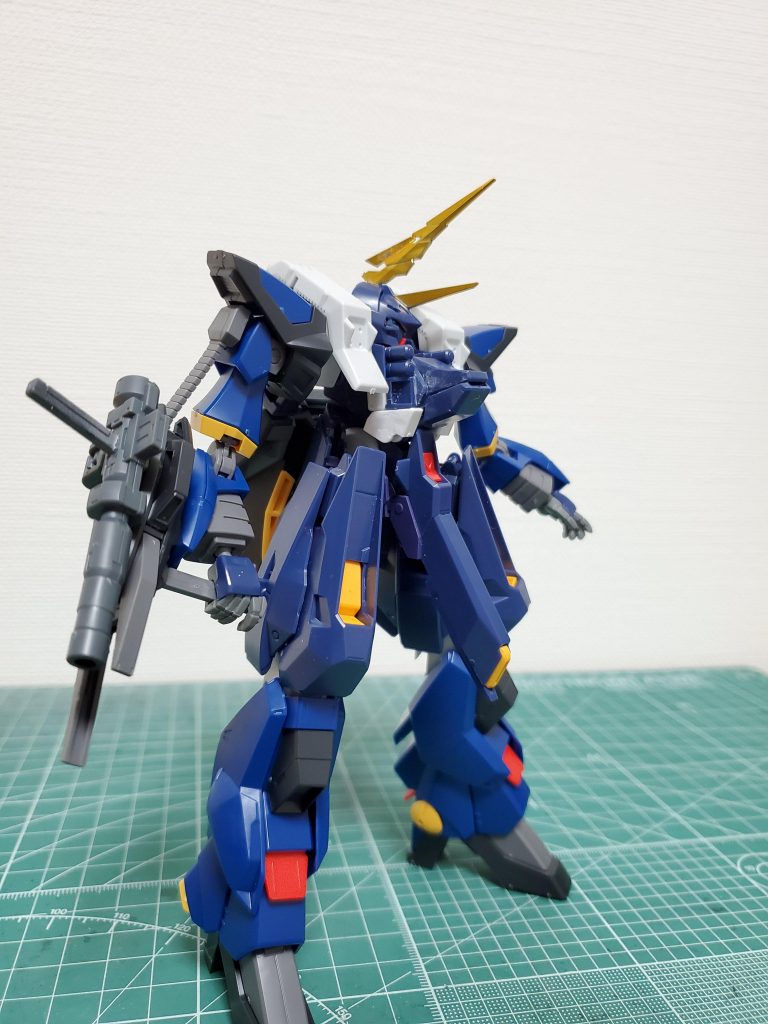 塗装前の状態。元々のカラー的にティターンズカラーに見えます。