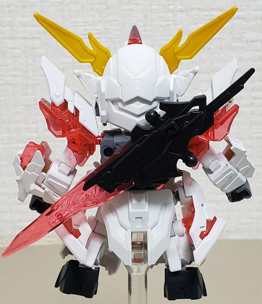 武器龍弾破刀は背中に取り付けられます。