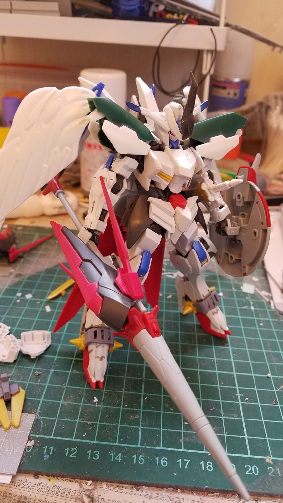製作①
漠然としたイメージにそってパーツをくっ付けた状態
ショルダーアーマーはレギンレイズの脛パーツを使用