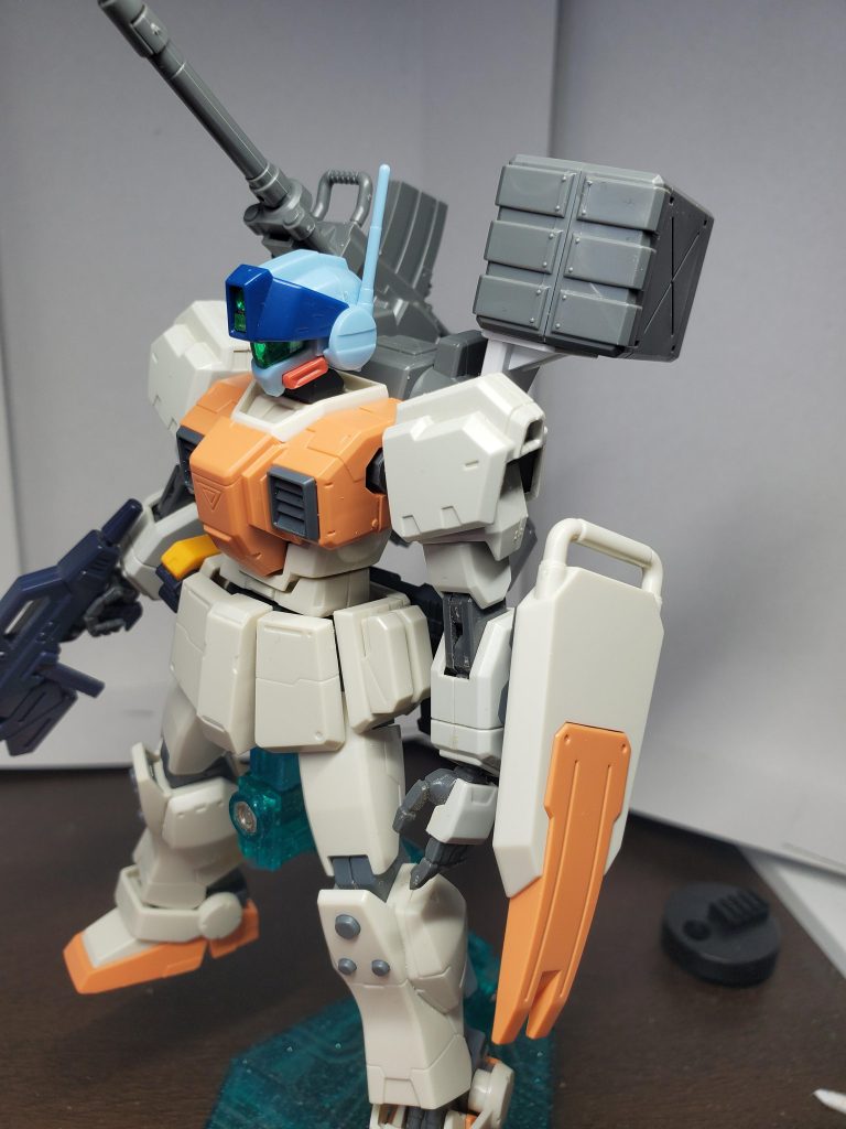 サイドスカートに陸ジムのマシンガンのカートリッジを2つ装備。腰のピストルのカートリッジのイメージ。反対側にはヘイズルのビームライフルのカートリッジを装備しています。