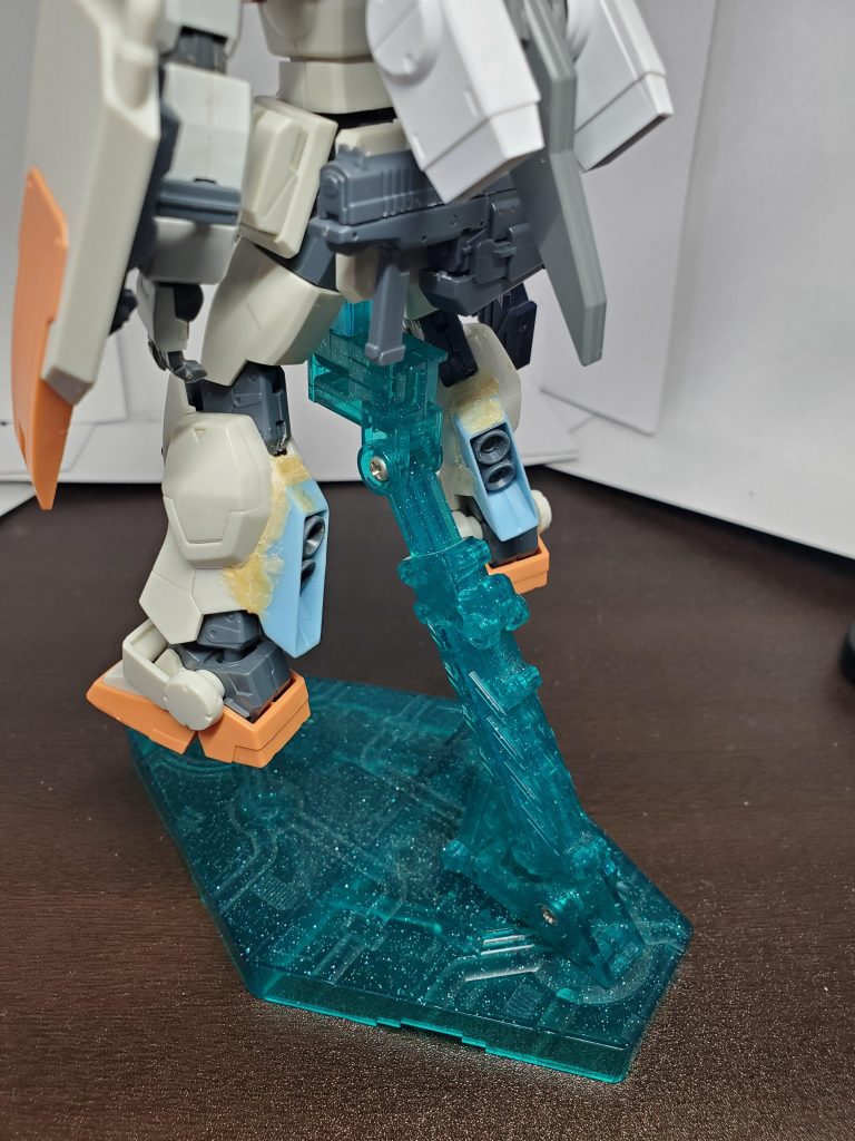 陸ジムの足にジムスナイパーⅡのスラスターをパテで接着。隙間を埋める感じで、上手くいったかなと思います。