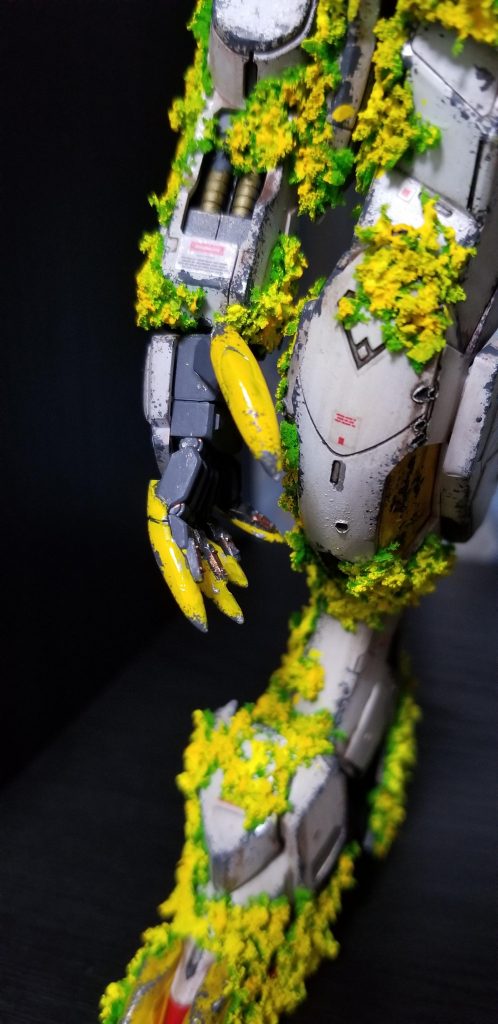 瞬着で盛ったりプラ棒を接着してヤスったりして爪をシャープ