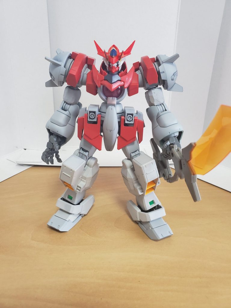 サフを吹いた状態。この時点で胴体や足はこのままで行くと決め、あとはスプレーやマーカーで塗装。