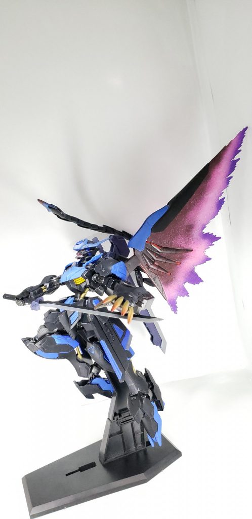 大剣は細身の剣としても使えます。
光の翼も元の色を残しつつ色の変化をつけてみました。