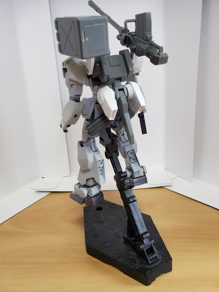 背面。スタビライザを装備しているため、姿勢制御などの能力も高く全体的に安定している。