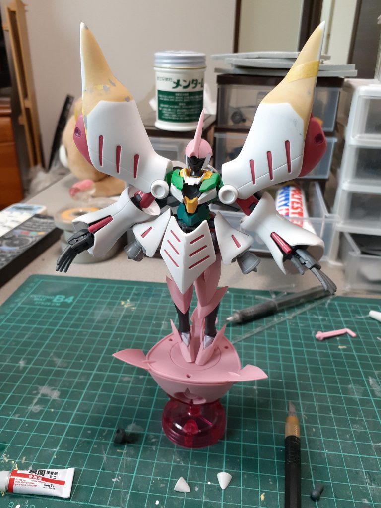 これが塗装前
肩をキュベレイの脚部にしてあるのがポイント
綺麗なラインにしたくてスリッパ部にパテ盛って形状変えてみました
あとはサイドアーマーにビルダーズパーツ使ってるくらいでほぼ組み換え