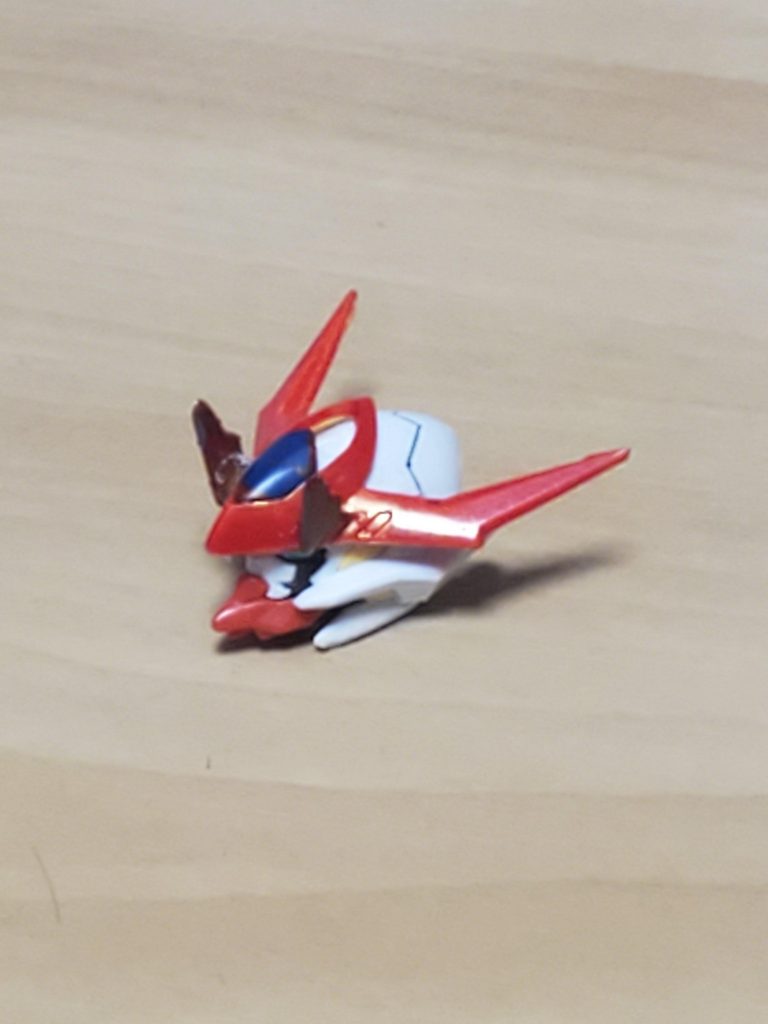 角、腕、足の赤い部分はマーカーで塗装。ムラはあえてそのままにしています。設定としては、トランザムを発動した際、粒子がその部分から炎のように舞い上がるというイメージ。ビルドバーニング等のクリアパーツのようなものだと思ってもらえると助かります。
ムラが火のように見えて、厨二心がささやいたのがきっかけです。