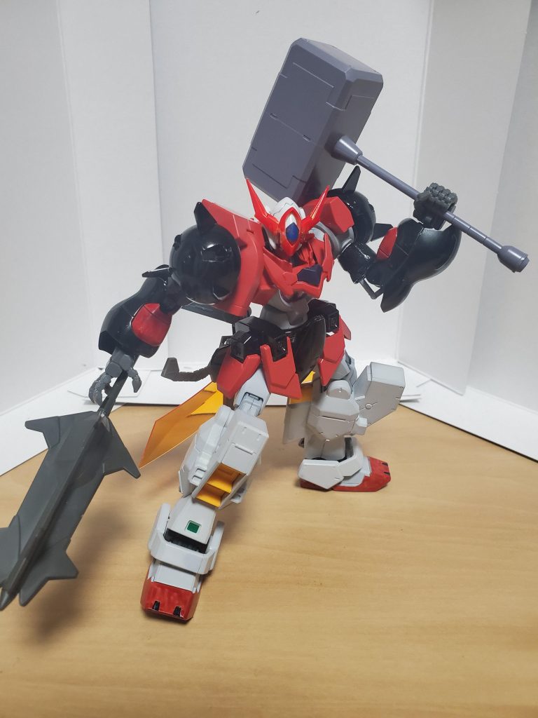 ハンマー、メイス、GNソードと接近戦に特化し過ぎた機体だが、その分はまれば非常に強力で、トランザムを発動すれば、その機動力は多少の数や距離等は物ともしない。
ちなみにネーミングに関しては、トランザムの紅、鬼と悪魔からそのままつけたもので、それをコウ自身がアカオニと呼んだ。決してクレナイアッキではないらしい。
