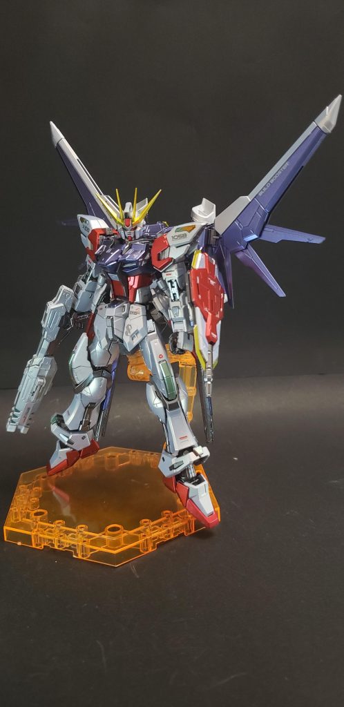 背中は原形機のままほぼ手つかずのため、原型機の特徴であったバックパックの換装機構（ストライカーパックシステム）がそのまま運用できるようになっているが、当初は追加武装が未完成だったために攻撃面で弱点を抱えていた