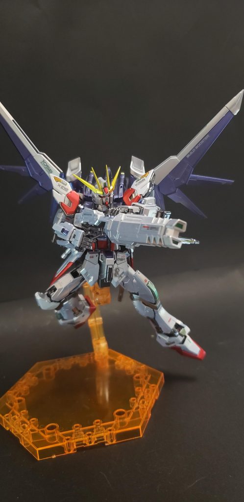 ビルドブースターはフリーダムガンダムに似た大型可変翼[86]と2門の大型ビームキャノンを持ち、装着時の出力を160パーセント以上向上させるとともに、分離時は単体の戦闘機としても運用可能