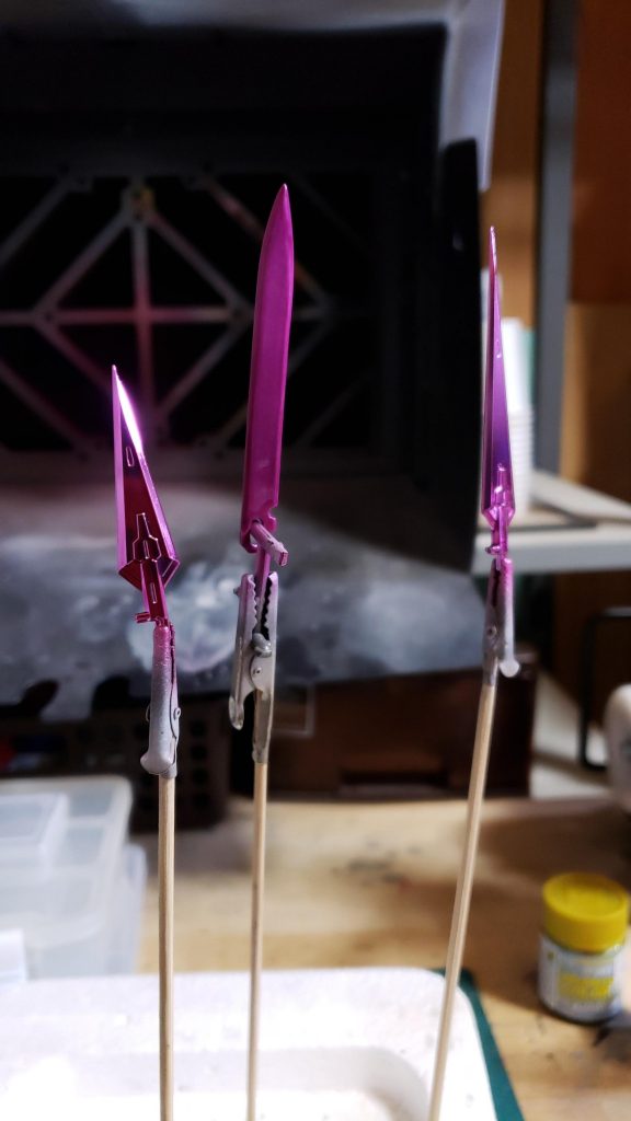 塗装はメタルピーチをメインに、メタルレッド、メタルイエロー、マゼンタ、ホワイトシルバー等を組み合わせトランザムの色合いを再現しました。