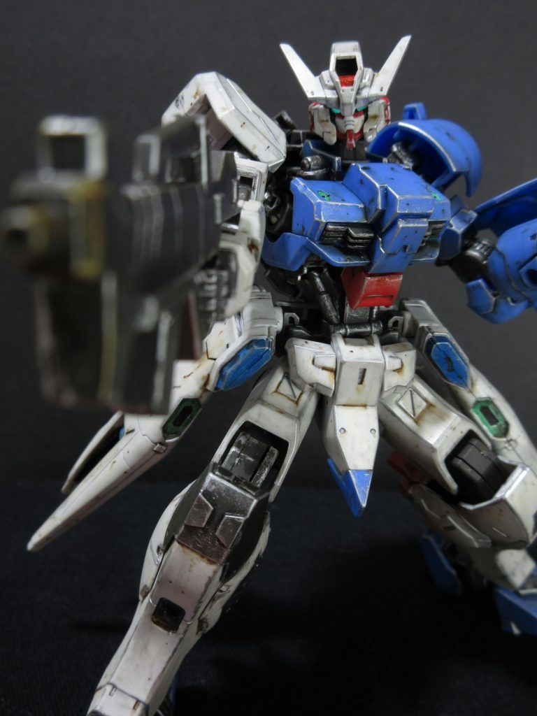 ガンダムフレームが300年前、かつアスタロトはツギハギで完全な状態ではないのでそのイメージでウェザリングしました。
ツインアイの緑はシール、その他のちょい塗りはガンダムマーカーで筆塗り。
