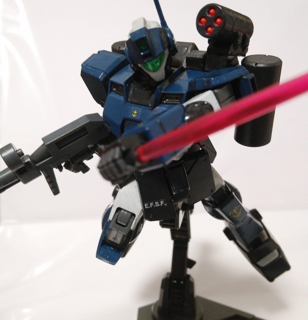 右前腕のビーム・サーベルは脱着可能であり、手持ち武装としても運用可能。