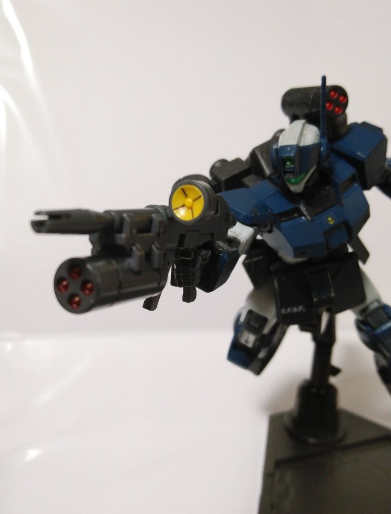 バックパックの迎撃用4連装ミサイルは元々はガンダム用スーパー・ナパームである。
ビーム・ライフルについているのは4連装グレネードランチャー。