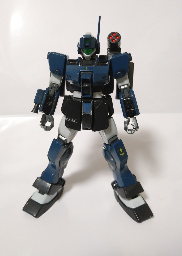 フロントビュー
パイロットのパーソナルカラーである青を基調としているが、地球連邦軍ではパーソナルカラーや専用カスタムを許された者はあまり多くない。
パーソナルカラーと専用カスタムは彼がエースであることの証明である。