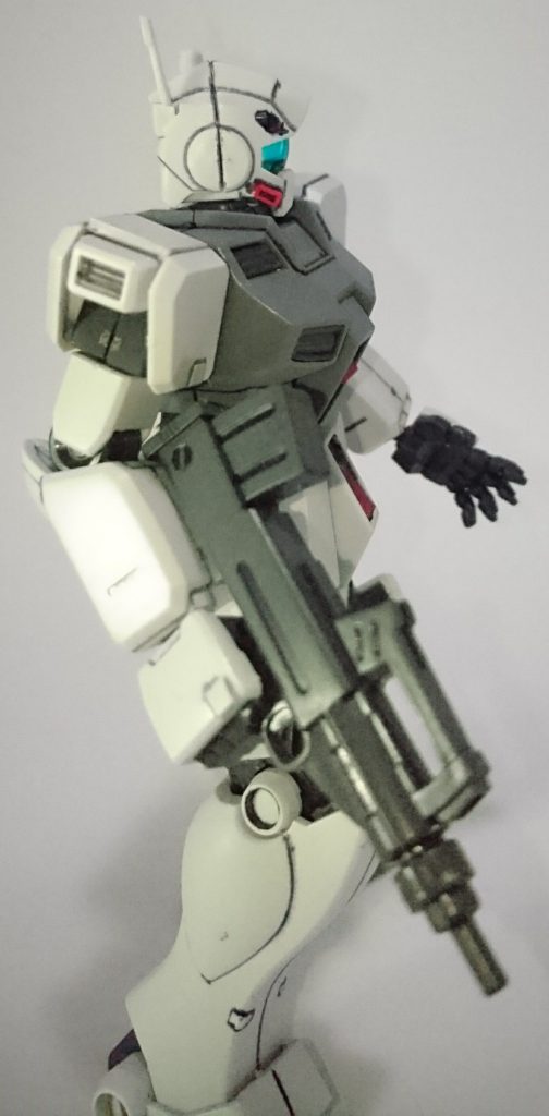 頭も真っ二つにすみ入れ。ブルパップマシンガンは前回投稿のガンキャノン量産型から。劇中もこの装備のジムがいたはず。ちなみに今回撮影中に右手人差し指が折れてこの写真にはありません。