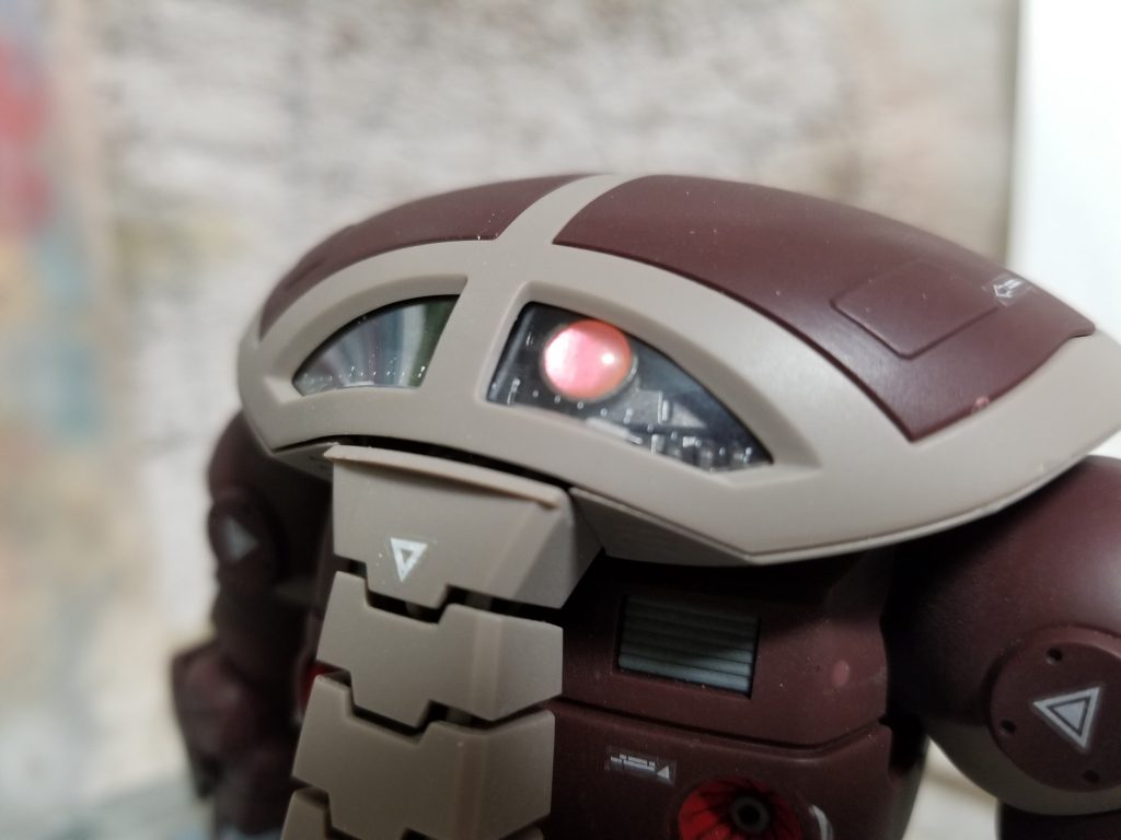 モノアイは定番のHアイズ化。
HアイズはKOTOBUKIYAの丸バーニアを薄く削り込み組み合わせて使用しました。
スペースが狭いのでちょっと苦労しました(笑)